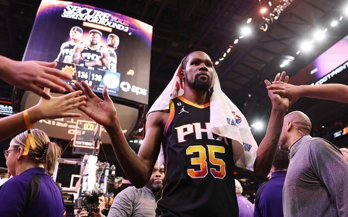 NBA-詹姆斯三分绝杀快船，湖人终结对手12连胜登顶西部引热议